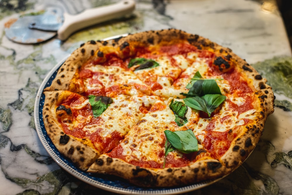Pizza sobre tábua de madeira vista de cima