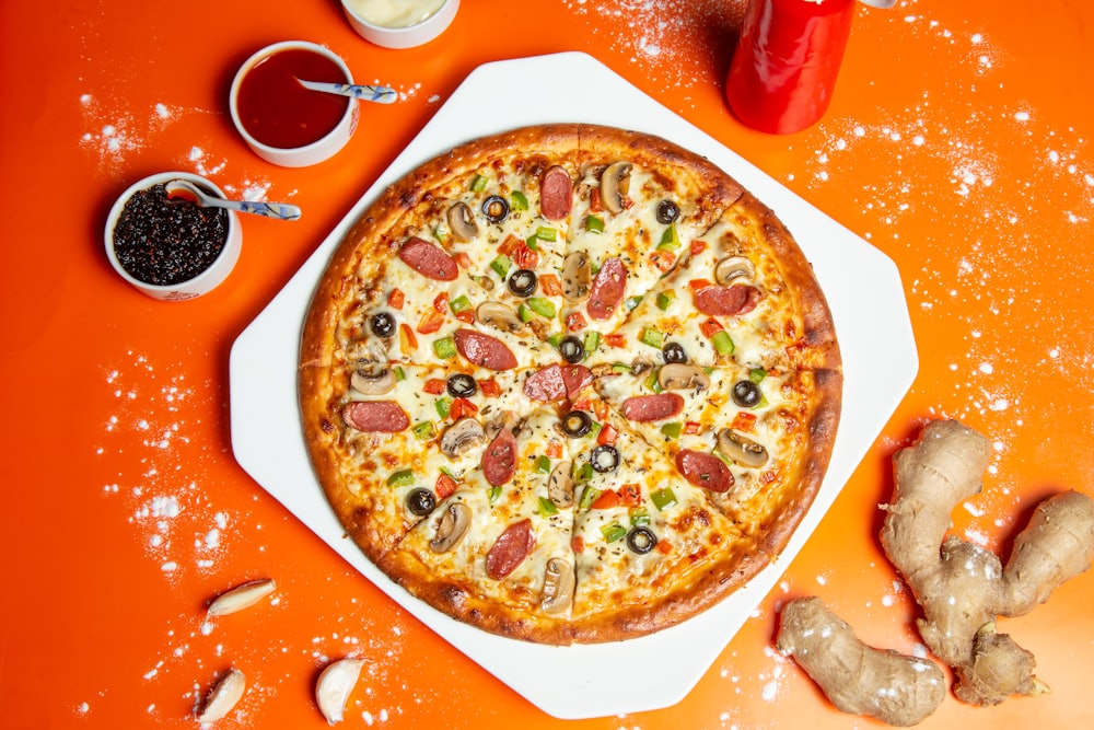 Pizza margherita com tomate cereja e manjericão numa superfície escura
