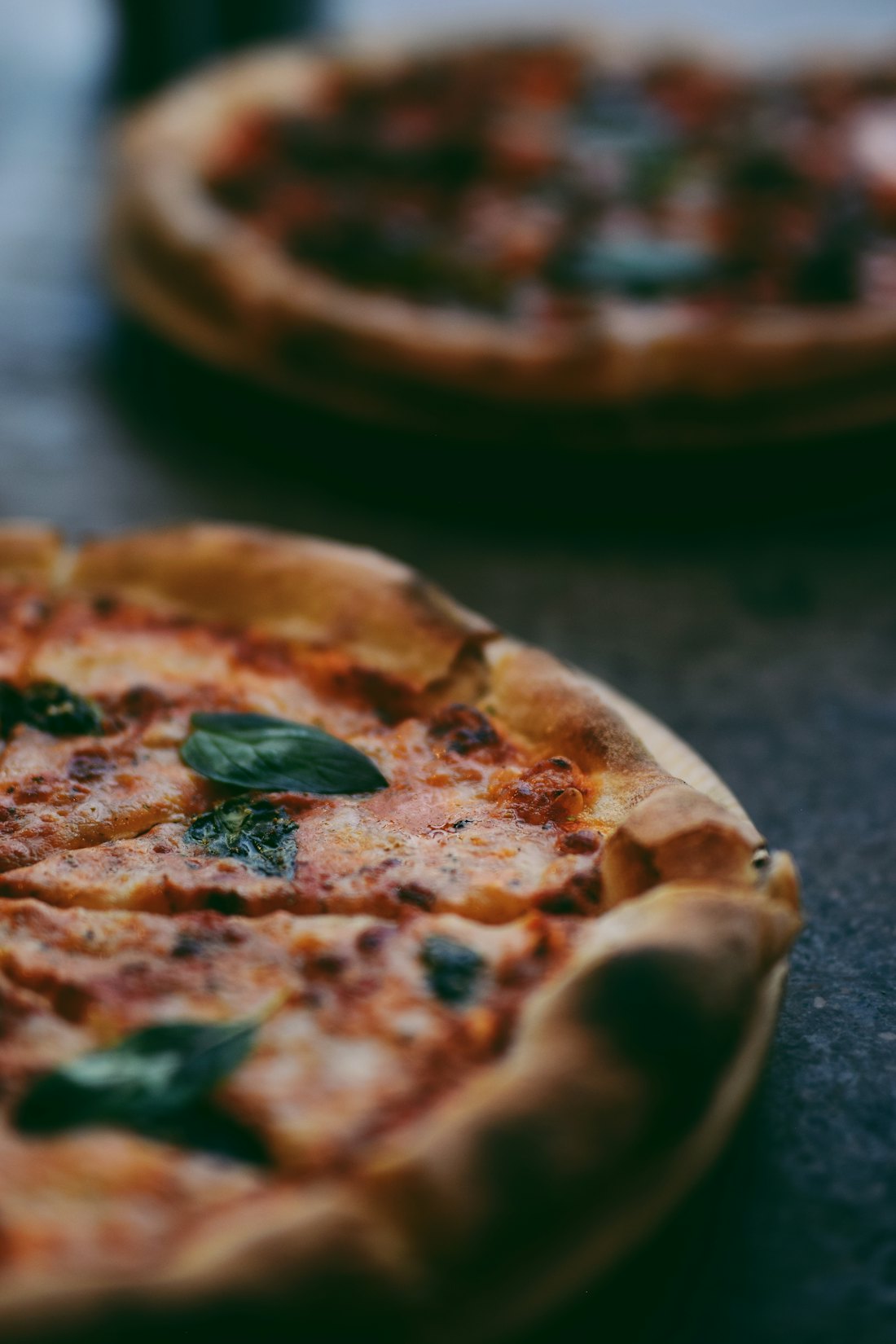 Pizza margherita napolitana com manjericão e crosta tostada
