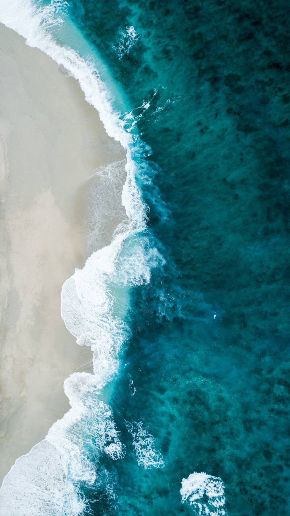 Vista aérea do oceano Atlântico, ondas turquesa