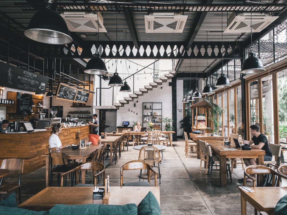 Interior da sala de jantar da Taberna do Sino, com mesas de madeira