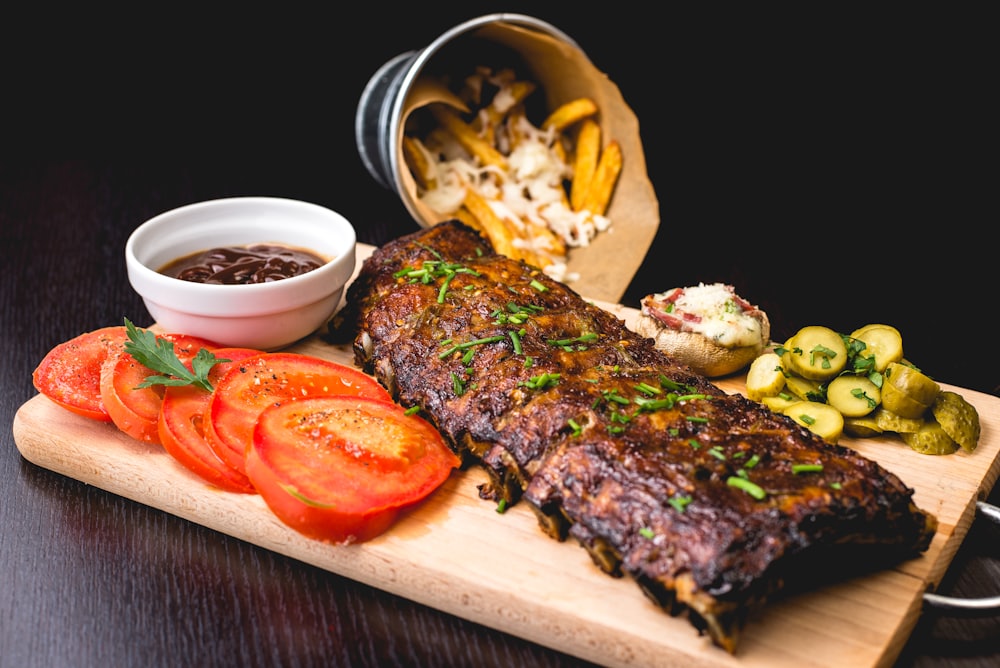 Carne a assar na brasa sobre tábua de madeira